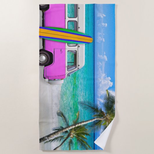 Beach Scene mit Fuchsia Pink Van und Surfboard Strandtuch (Vorderseite)