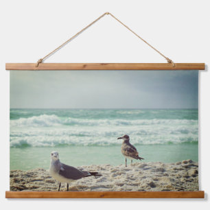 Beach Seagulls Posing an der Kamera Wandteppich Mit Holzrahmen