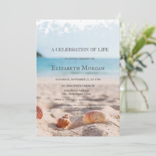 Beach Seashells Feier des Lebens Einladung (Stehend Vorderseite)