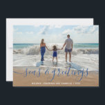 Beach Sees und Grüße Handgeschriebenes Skript Blue Feiertagskarte<br><div class="desc">Eine clevere Übernahme der traditionellen Ferienkarte bietet Ihr Lieblings-Beach-Foto mit Seas & Greetings in einem handgeschriebenen tropisch blauen Skript . Personalisieren Sie mit Ihrem Familiennamen und dem Jahr.</div>