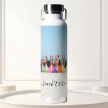 Beach Stamm Friends Vacation Bachelorette Foto Trinkflasche<br><div class="desc">Dieses Design kann in dem Bereich personalisiert werden, der durch das Ändern des Fotos und/oder Textes zur Verfügung gestellt wird. Sie können auch angepasst werden, indem Sie auf Vorlage personalisieren klicken und dann auf die Schaltfläche klicken, um weitere Optionen anzupassen, um die Hintergrundfarbe zu löschen oder zu ändern, Text hinzuzufügen,...</div>