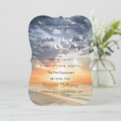 Beach Sunrise String Lights Hochzeit Einladung (Stehend Vorderseite)