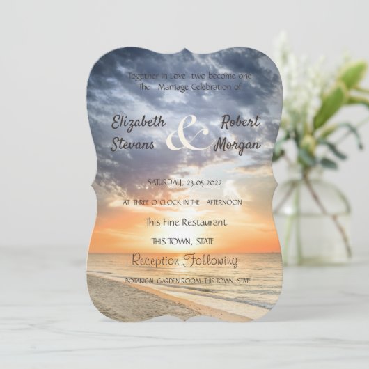 Beach Sunrise String Lights Hochzeit Einladung (Stehend Vorderseite)