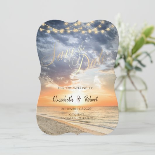 Beach Sunrise String Lights Save the Date (Stehend Vorderseite)