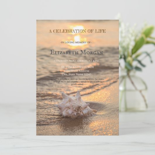 Beach Sunset Seashell Feier des Lebens Einladung (Stehend Vorderseite)