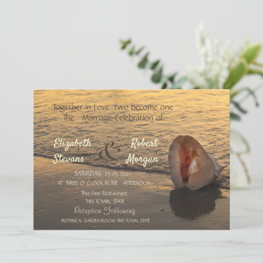 Beach Sunset Seashell Wedding Einladung (Stehend Vorderseite)