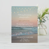 Beach Sunset, String Lights Script Empfang Einladung (Stehend Vorderseite)