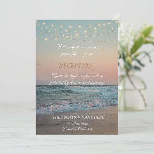 Beach Sunset, String Lights Script Empfang Einladung (Stehend Vorderseite)