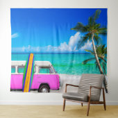 Beach Szene mit Fuchsia Pink Van und Surfboard Wandteppich (Beispiel (Horizontal))
