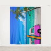Beach Szene mit Fuchsia Pink Van und Surfboard Wandteppich (Vorderseite)