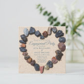 Beach Theme Pebble Heart Engagement Party Einladung (Stehend Vorderseite)