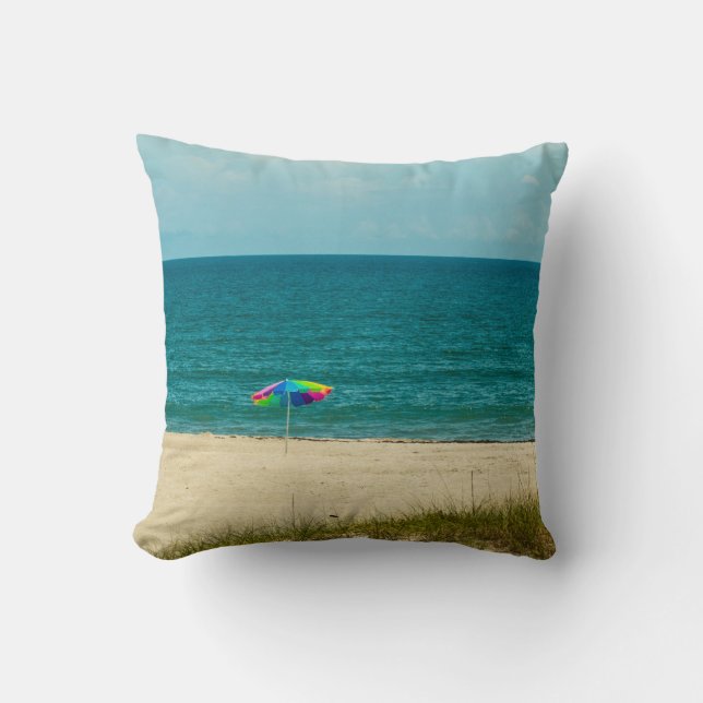 Beach Throw Kissen mit Segelboot Hideaway (Vorderseite)