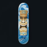 Beach Tiki Wave Blue Monogram Skateboard<br><div class="desc">Fang ein paar Straßenwellen mit diesem Strand tropischen Insel Ti. Skateboarder werden Liebe haben,  auf ihr Brett zu steigen und auf den Bürgersteig,  den Bürgersteig oder die halben Rohre zu treffen. Einzigartiger Wellenhintergrund mit lustigem Tipp.</div>