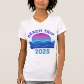 Beach Trip 2025 - Retro Sunset & Waves Design T-Shirt (Vorderseite)