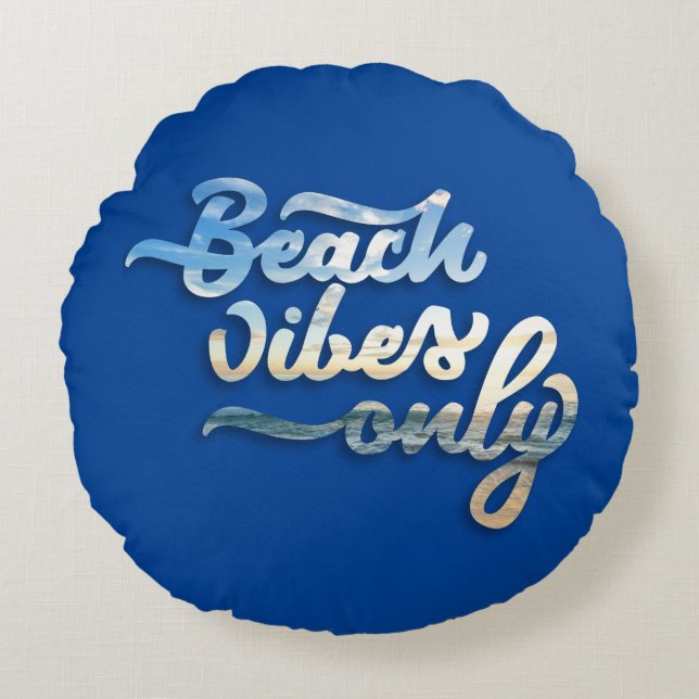 Beach Vibes nur Typografie Rundes Kissen (Vorderseite)