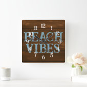 Beach Vibes Wording auf dunklen Holzkarten Quadratische Wanduhr (Zuhause)