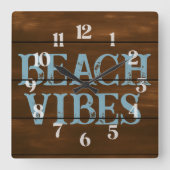 Beach Vibes Wording auf dunklen Holzkarten Quadratische Wanduhr (Vorderseite)