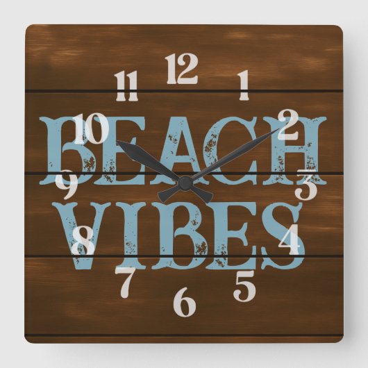 Beach Vibes Wording auf dunklen Holzkarten Quadratische Wanduhr (Vorderseite)
