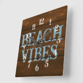 Beach Vibes Wording auf dunklen Holzkarten Quadratische Wanduhr (Winkel)