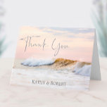 BEACH WEDD DANKE KARTE | OCEAN SUNSET FOLGT<br><div class="desc">Dieser Strand mit Sonnenuntergang im Ozean verfügt über einen modernen, minimalistischen Schriftart auf einem warmen Hintergrund mit Wellen an der Küste. Ein Teil unserer Hochzeitssuite für Hochzeitsgäste am Strand, die Dankeschön-Karte an der Küste kann mit Ihren eigenen Namen und/oder Botschaften im Inneren personalisiert werden. Von Florida bis Hawaii oder von...</div>