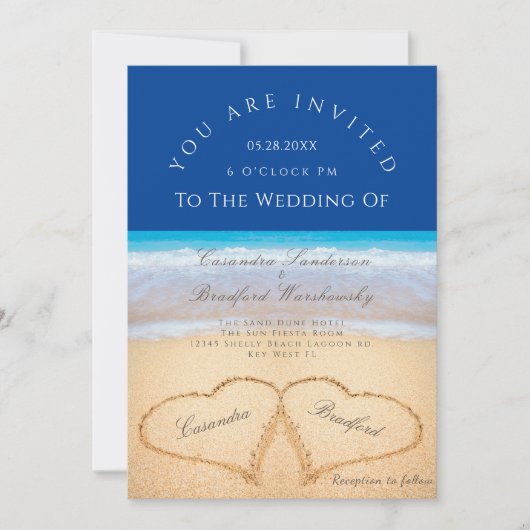 Beach Wedding 2 Hearts Sand Wedding Dark Blue Einladung (Vorderseite)
