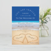Beach Wedding 2 Hearts Sand Wedding Dark Blue Einladung (Stehend Vorderseite)