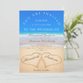Beach Wedding 2 Herz in the Sand Wedding Einladung (Stehend Vorderseite)