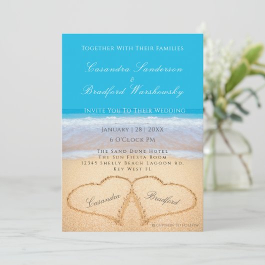 Beach Wedding 2 Herz Sand Wedding Sky Blue Einladung (Stehend Vorderseite)