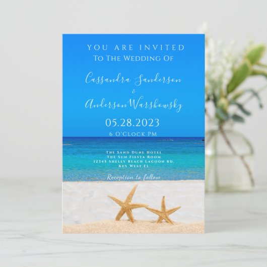 Beach Wedding 2 Starfish in Sand Einladung (Stehend Vorderseite)