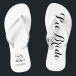 Beach Wedding Bride Flip Flops Badesandalen<br><div class="desc">Braut und Bräutigam Strand Hochzeitsflip Flops auf schwarz-weiß. Personalisieren Sie es mit Ihren Namen und Hochzeitstermin oder passen Sie es an,  wenn Sie die Farben ändern oder das Layout anpassen möchten.</div>