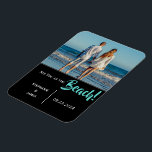Beach Wedding Foto Script Save the Date Magnet<br><div class="desc">"Wir sehen uns am Strand!" Speichern Sie den Date-Magneten. Fügen Sie Ihr Foto zu personalisieren. Schwarzer Hintergrund. Ein toller Sake. Fügen Sie Ihre Namen und das Datum der Hochzeit hinzu. Ich habe es genossen,  dieses Design für Ihre besondere Zeit Ihres Lebens zu kreieren.</div>