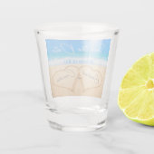 Beach Wedding Hearts in Sand Save the Date Schnapsglas (Rückseite)