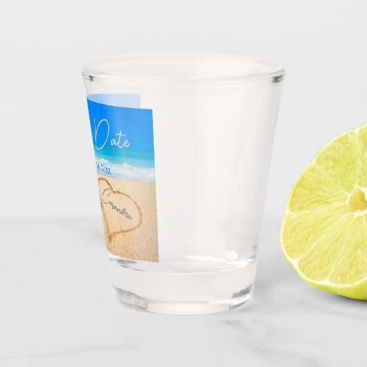 Beach Wedding Hearts in Sand Save the Date Schnapsglas (Rechts)