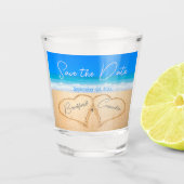 Beach Wedding Hearts in Sand Save the Date Schnapsglas (Vorderseite)