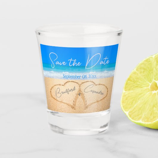 Beach Wedding Hearts in Sand Save the Date Schnapsglas (Vorderseite)