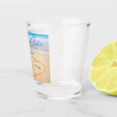 Beach Wedding Hearts in Sand Save the Date Schnapsglas (Rechts)