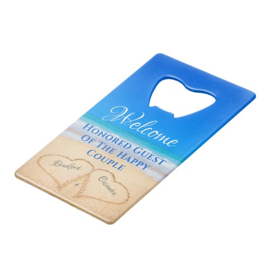 Beach Wedding Hearts in Sand Willkommen Geldbeutel Flaschenöffner (Vorderseite Schrägansicht)