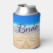 Beach Wedding Herzen in Sand Willkommen Can Cooler Dosenkühler (Kanne Vorderseite)