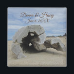 Beach Wedding Memento Driftwood Foto Ozean Magnet<br><div class="desc">Dieser schöne Magnet bietet eine schöne Möglichkeit, Ihren Hochzeitsgästen ein persönliches Memento von Ihrer besonderen Hochzeit am Ozean zu bieten. Dieses Foto fängt ein großes Stück Treibholz ein, das auf einen Pazifikstrand gespült wurde und sich langsam in seiner Mitte zu einem hohlen Kreis entwickelt hat. Der braune Sand ergänzt den...</div>
