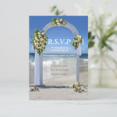 Beach Wedding mit White Roses RSVP Card (Stehend Vorderseite)