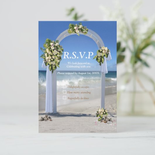 Beach Wedding mit White Roses RSVP Card Karte (Stehend Vorderseite)