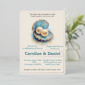 Beach Wedding Pearls Muschel Elegantes Ocean Thema Folieneinladung (Stehend vorne)