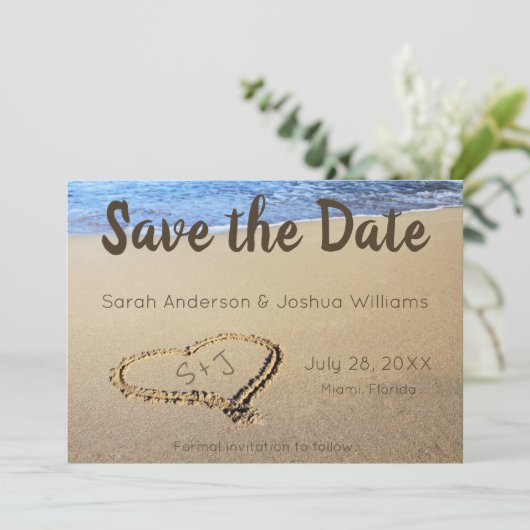 Beach Wedding Sand Heart Initials Save The Date (Stehend Vorderseite)