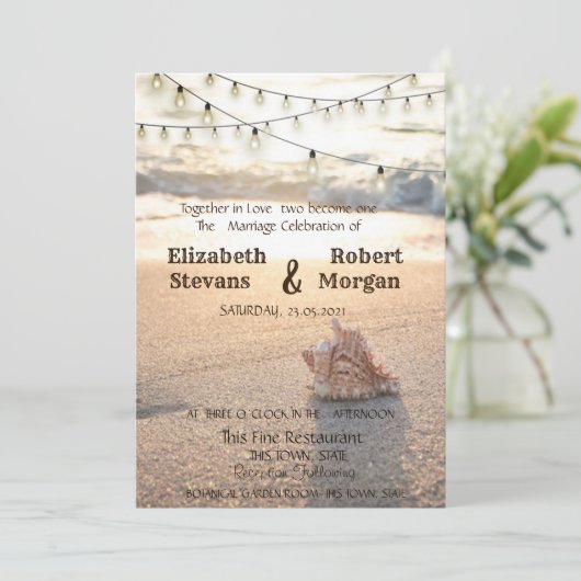 Beach Wedding, Sand, String Lights Seashell Einladung (Stehend Vorderseite)