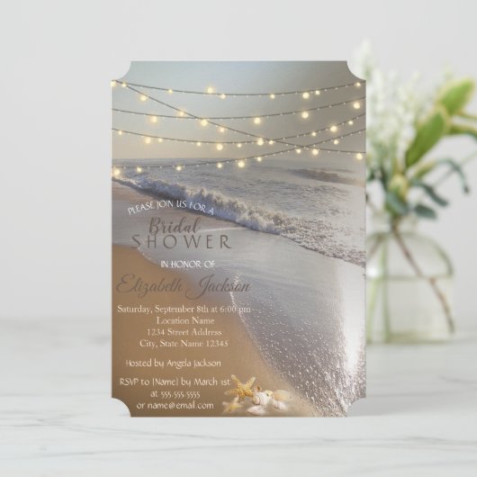 Beach Wedding Seashell String Lights Brautparty Einladung (Stehend Vorderseite)