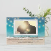 Beach Wedding String Lights mit Foto Einladung (Stehend Vorderseite)