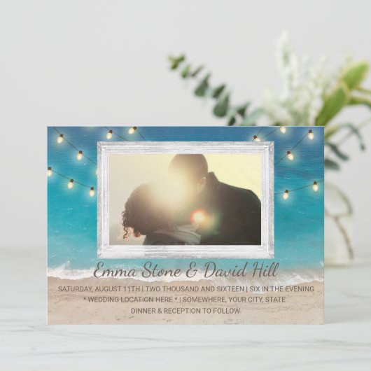 Beach Wedding String Lights mit Foto Einladung (Stehend Vorderseite)