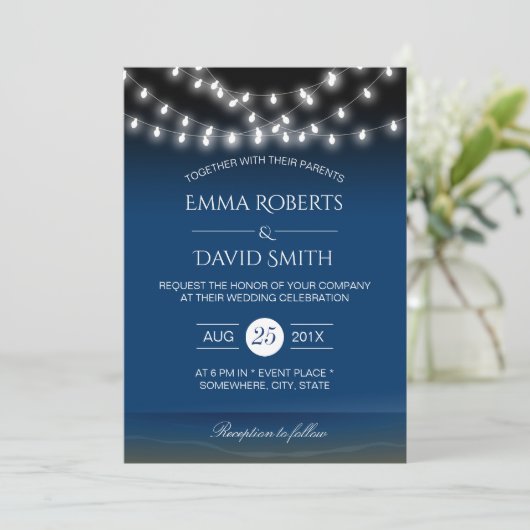 Beach Wedding String Lights Sommernachtsbrise Einladung (Stehend Vorderseite)