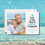 Beach Weihnachtskarte Feiertagskarte<br><div class="desc">Freuen Sie sich auf die handgeschriebene Typografie "Viel Fröhlichkeit am Strand" neben Ihrem Foto. Personalisieren Sie mit Ihrem Gruß und Familiennamen.</div>