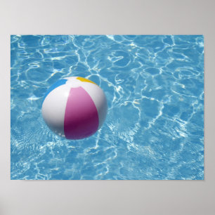 Beachball im Schwimmbad Poster